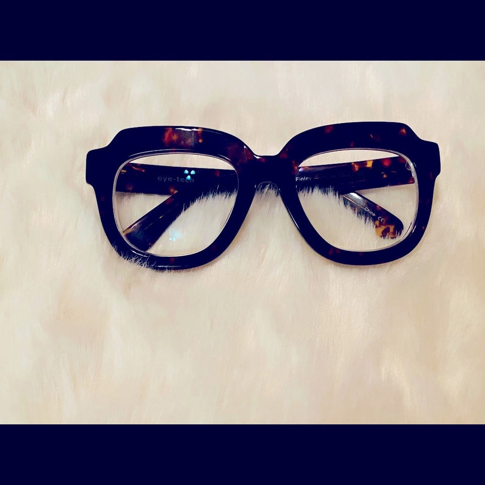 Oversized eyeglasses